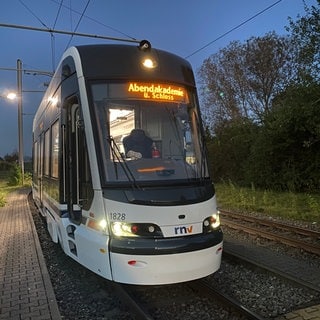 Eine RNV-Straßenbahn der neusten Generation steht in der Mannheimer Wendeschleife "SAP-Arena  S-Bahnhof"