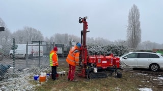 In Landau-Queichheim ist an einer Bohrstelle aus einer defekten Leitung Erdöl ausgetreten. Die Stadt soll nun eine Messstelle für Grundwasser bekommen.