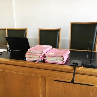 Prozessakten in einem Gerichtssaal des Landgerichts in Frankenthal. Symbolbild.