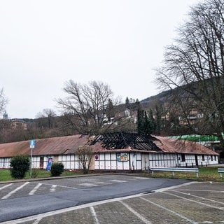 Das Nebengebäude des Neustadter Stadionbads nach dem Brand: Im Dach klafft ein großes Loch, das vom Feuer verursacht wurde.