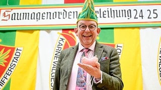 Denis Scheck, Literaturkritiker, hält vor der Verleihung des 32. Pfälzer "Saumagen-Ordens" den Preis in den Händen. Der Orden aus Rosenquarz wird jährlich von der Karneval- und Tanzsport-Gesellschaft "Schlotte" verliehen.