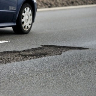 Schlagloch auf Fahrbahn