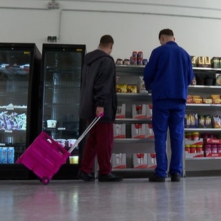 Volle Auswahl für Gefangene im Supermarkt im Jugendknast in Schifferstadt.