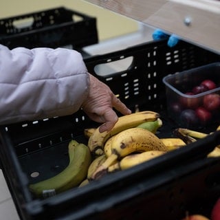 Eine Person zeigt auf Obst. Symbolbild. Bei der größten Tafel der Pfalz in Ludwigshafen werden die Lebensmittel knapp.