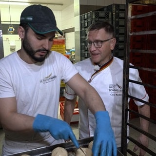 Bäckermeister Claus Becker beschäftigt in seiner Backstube in Edenkoben im Kreis Südliche Weinstraße auch Azubis aus Marokko.