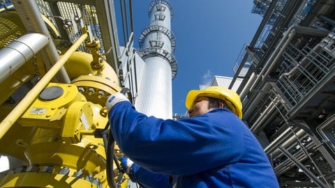 BASF-Betriebsrat: Abfindungsangebote besorgen Mitarbeiter. Ein Mitarbeiter der BASF in Ludwigshafen. (Foto: dpa Bildfunk, Picture Alliance)