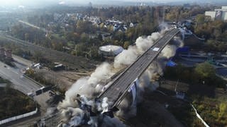 Ein Luftbild von der Salzbachtalbrücke im Moment der Sprengung