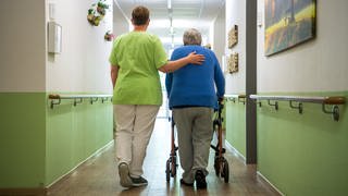 Alte Menschen in Pflegeheimen brauchen während Corona viel Unterstützung durch das Personal