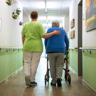 Alte Menschen in Pflegeheimen brauchen während Corona viel Unterstützung durch das Personal