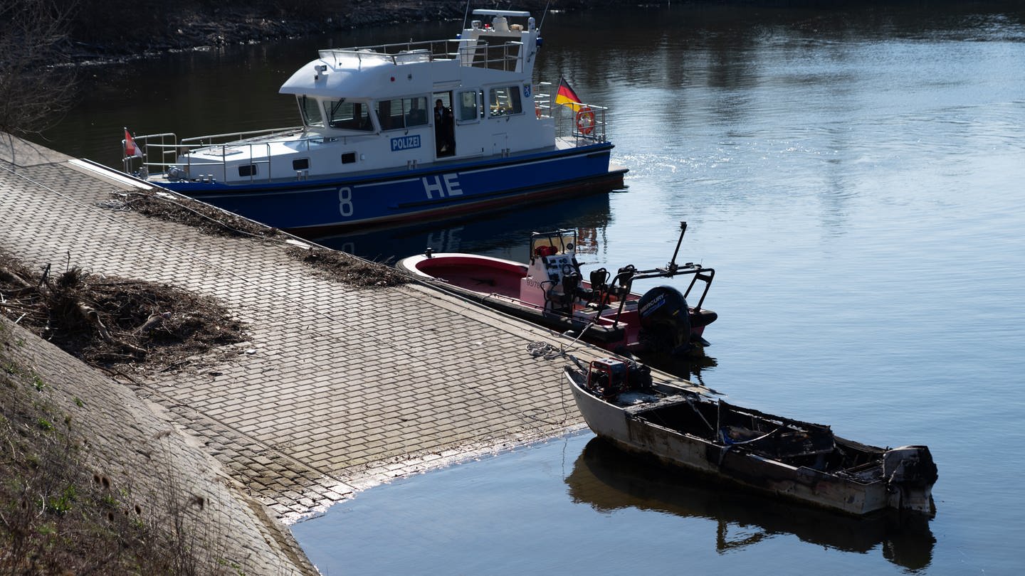 Das Boot, auf dem die Siebenjährige im Schiersteiner Hafen in Wiesbaden verbrannt ist