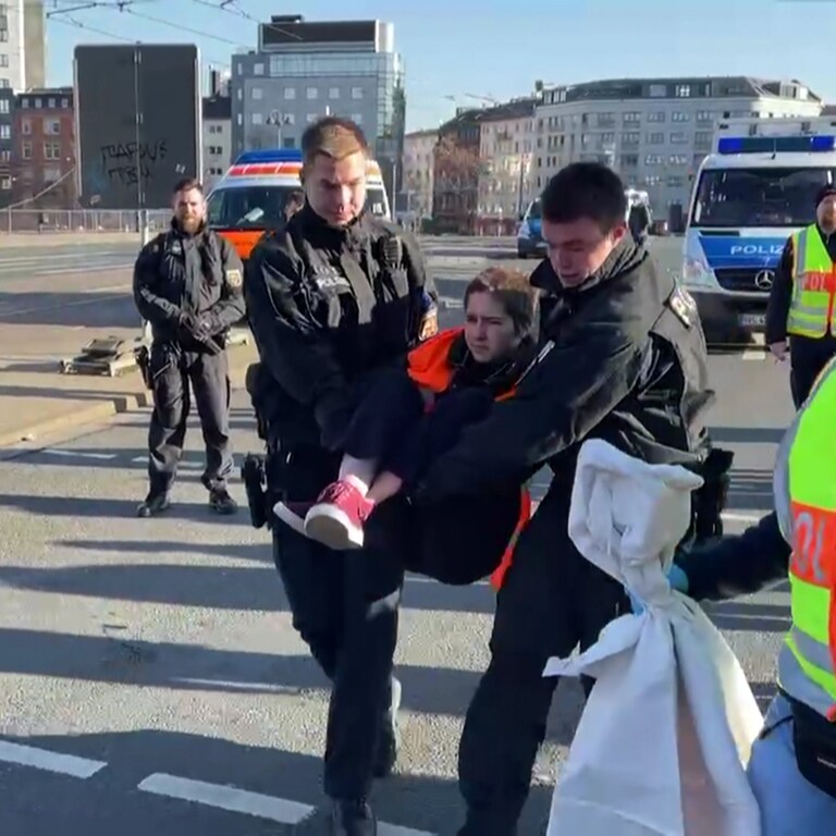 Polizei Beendet Blockade Von Klimaaktivisten - SWR Aktuell