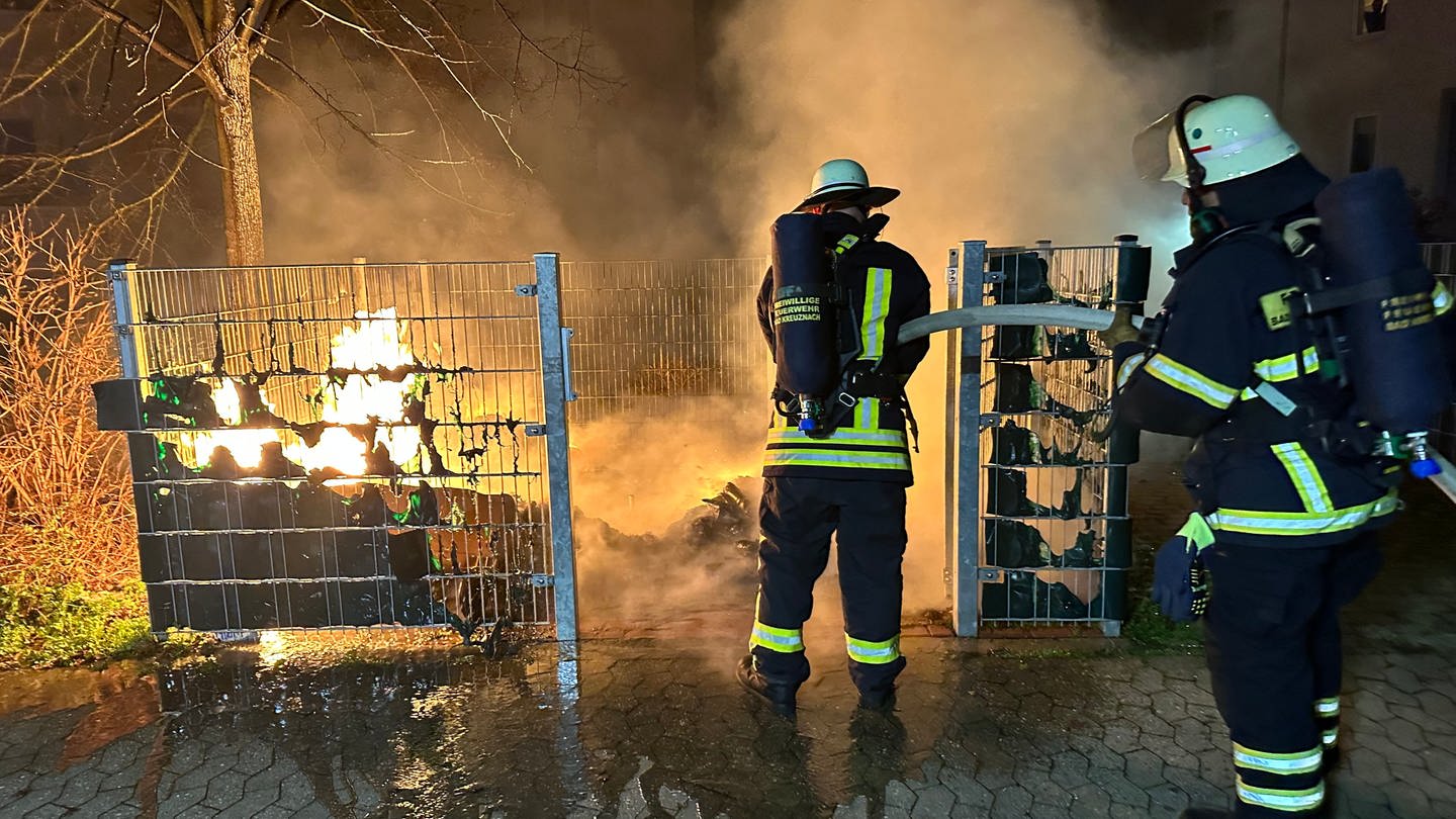Feuerwehrleute löschen einen Mülltonnenbrand in Bad Kreuznach.