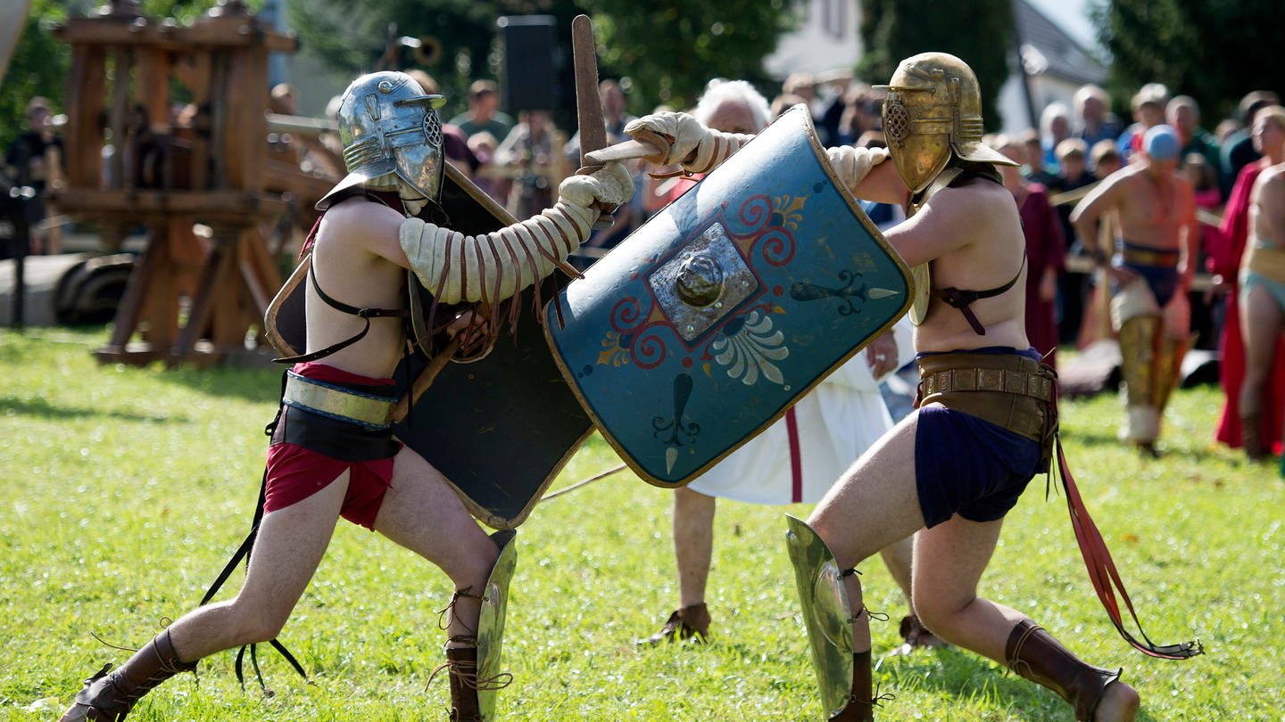 Darsteller zeigen einen Gladiatorenkampf. Solche Aufführungen soll es auch beim Römerfest im Juli in Alzey geben.