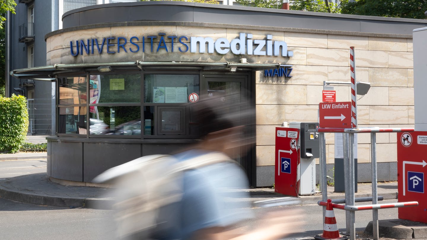 Der Eingang der Universitätsmedizin der Johannes Gutenberg-Universität Mainz.