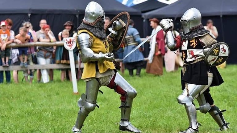 Auf dem Bild kämpfen zwei Ritter: Bei einem Turnier in Pfaffen-Schwabenheim gibt es echte Kämpfe von Rittern