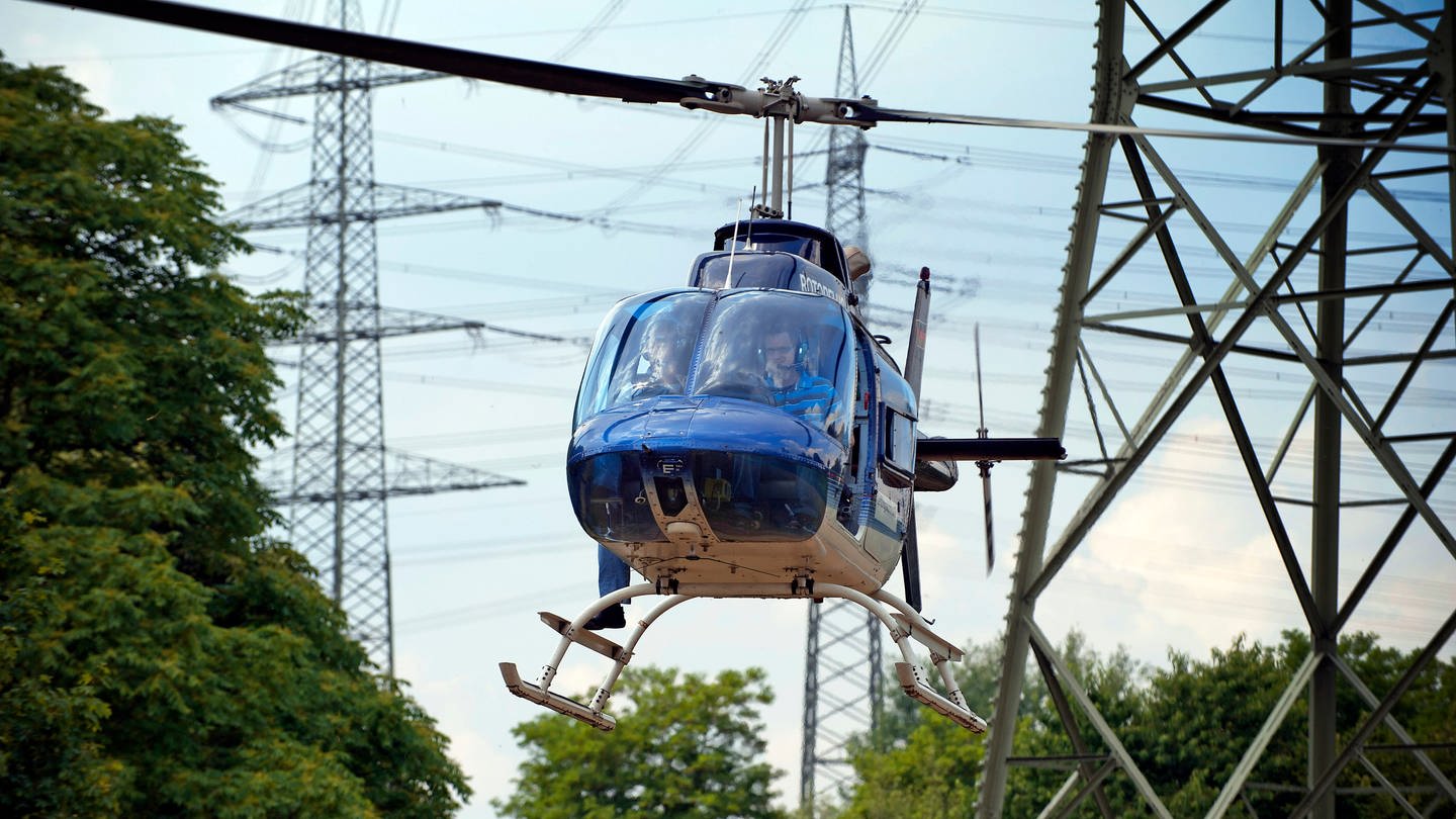 Von einem Hubschrauber aus kontrollieren Experten Stromleitungen. Dieses Foto wurde bei einem Flug über Nordrhein-Westfalen aufgenommen.