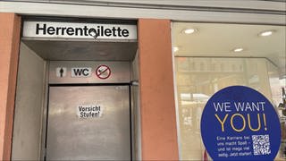 Stadt Mainz startet Umfrage zu öffentlichen Toiletten, hier das Eingangsschild zu einem Klo am Marktplatz