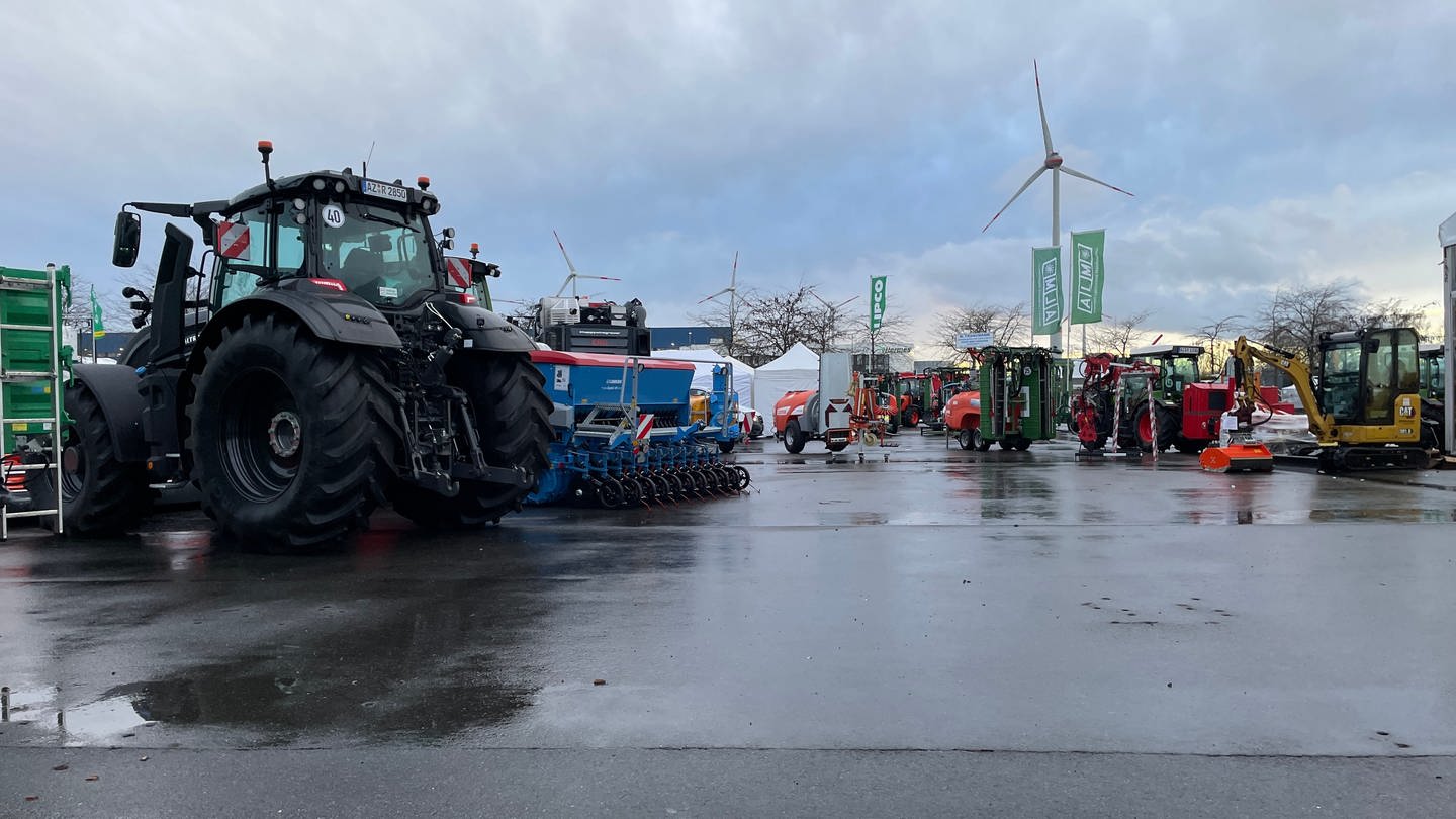 Bilder von Traktoren auf den Nieder-Olmer Agrartagen