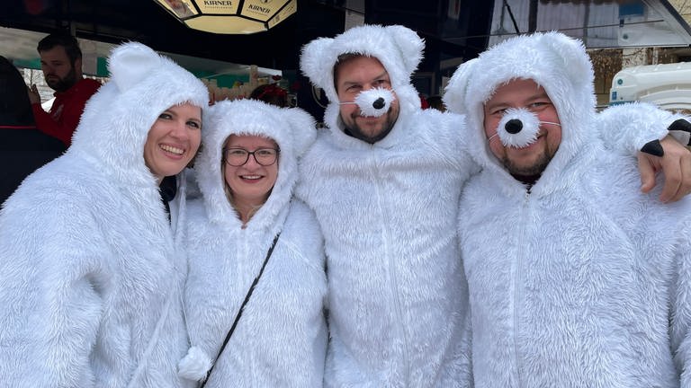 Eine Gruppe von Eisbären feiert auf dem Kornmarkt von Bad Kreuznach. Den Vieren wird es bestimmt nicht kalt. 