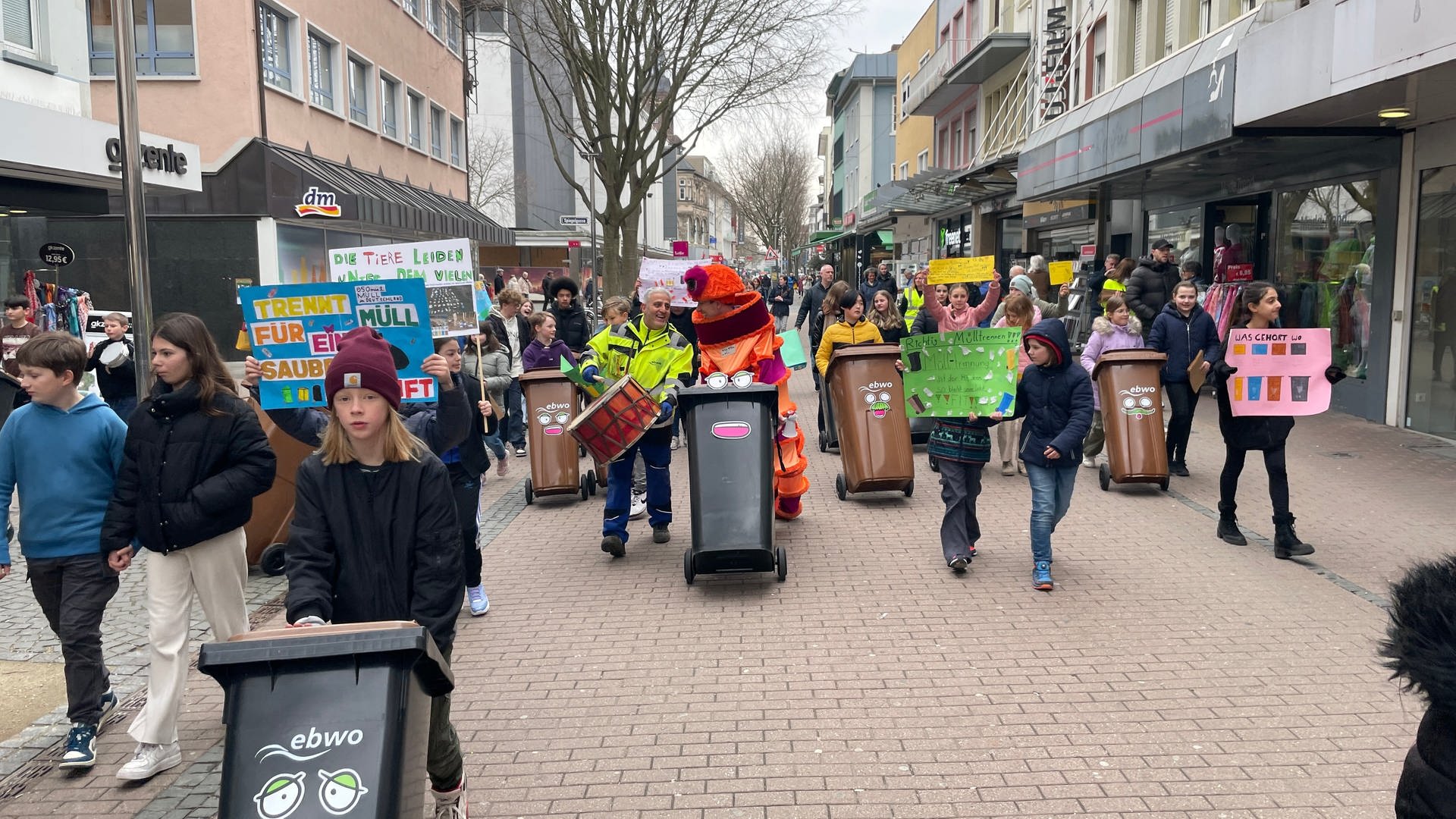 Kinder demonstrieren in Worms für richtige Mülltrennung