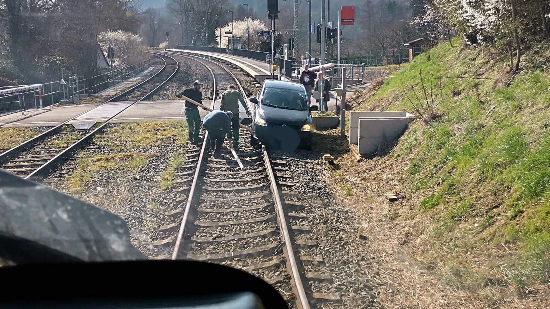 Frau lenkt Auto mit Kindern auf Bahngleise bei Bad Kreuznach