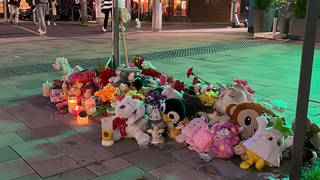 Einen Monat nach dem tödlichen Unfall einer Dreijährigen in Mainz lagen noch Plüschtiere und Kerzen an der Unfallstelle in der Mainzer Innenstadt. Die Ermittlungen gegen den Fahrer wurden inzwischen eingestellt. 