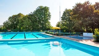 Das Freibad in Bosenhei gehört zur Stadt Bad Kreuznach. Das Bad muss dringend saniert werden, weil es ein leck hat. Doch es gibt Streit mit der Stadtverwaltung.