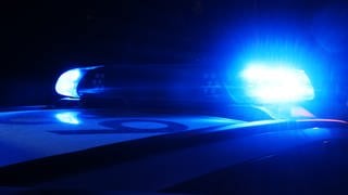 Blaulicht auf einem Polizeiauto im Dunkeln