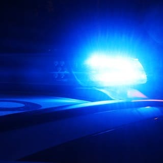 Blaulicht auf einem Polizeiauto im Dunkeln