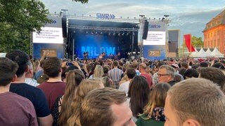 Sänger Milow beim Auftritt auf dem Ernst-Ludwig-Platz