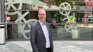 Der Vorsitzende des Mainzer CDU-Kreisverbands, Thomas Gerster, kritisiert das Hissen der Regenbogenflagge an öffentlichen Gebäuden