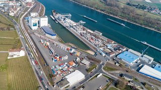 Suf der Luftbildaufnahme ist der Containerhafen der Rhenania Worms zu sehen. Der Hafen liegt am Rhein.