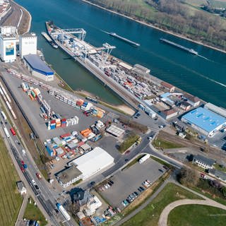 Suf der Luftbildaufnahme ist der Containerhafen der Rhenania Worms zu sehen. Der Hafen liegt am Rhein.
