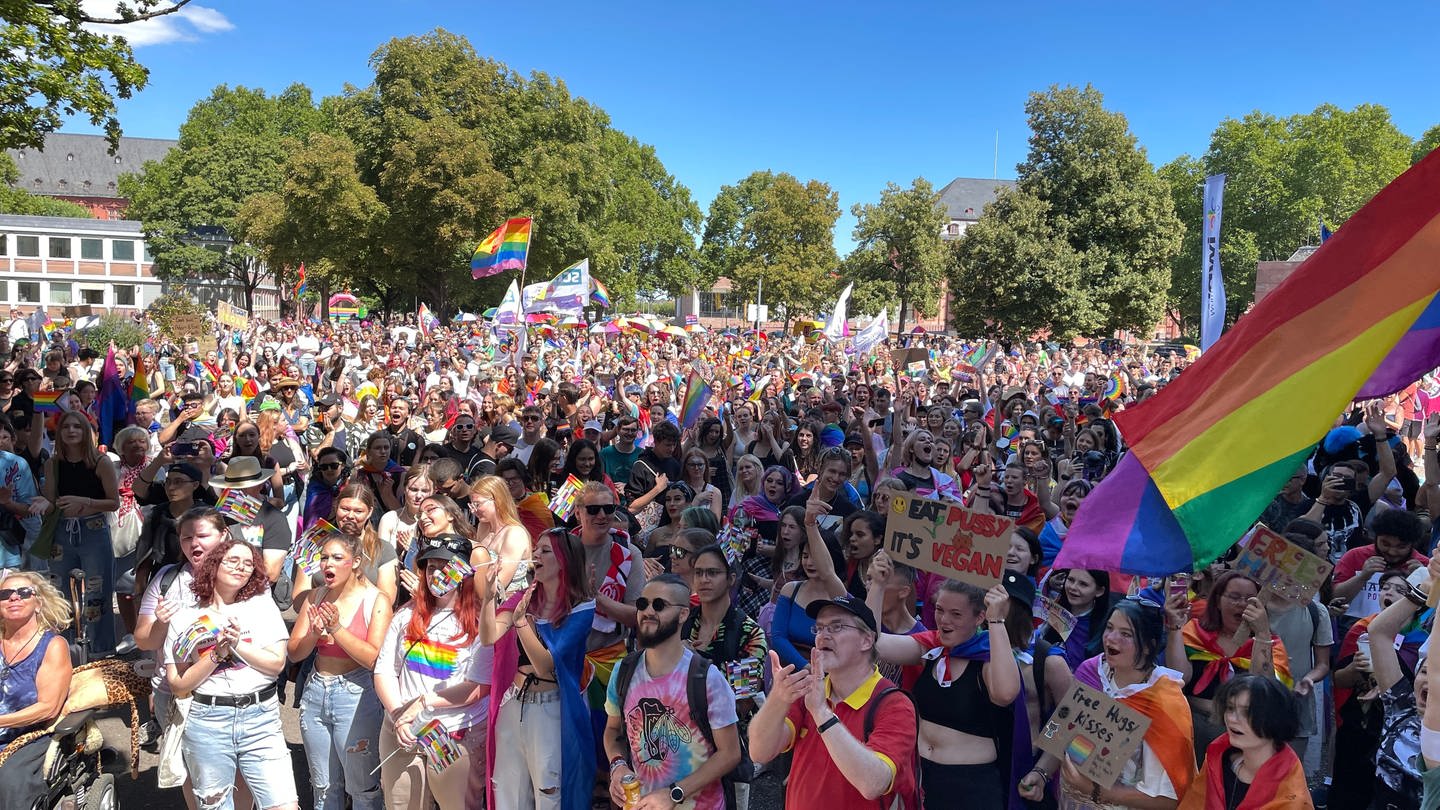 Mehr als 2.000 Menschen mit Regenbogenfahnen und Bannern demonstrieren beim CSD in Mainz
