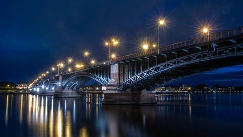 Die beleuchtete Theodor-Heuss-Brücke über den Rhein zwischen Mainz und Wiesbaden in der Nacht