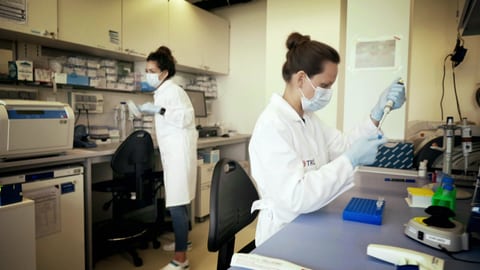 Zwei Mitarbeiterinnen der Firma TRON im Labor