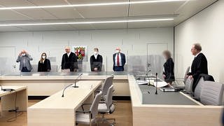 Die Angeklagte mit ihrem  Verteidiger im sogenannten Waldmeisterprozess vor dem Landgericht in Bad Kreuznach