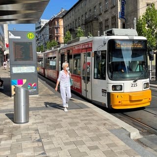 An der Haltestelle Münsterplatz in Mainz hält eine Straßenbahn