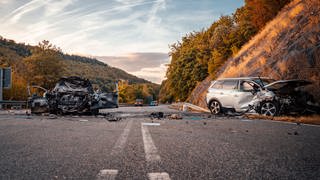 Die beiden beteiligten Fahrzeuge sind völlig zerstört