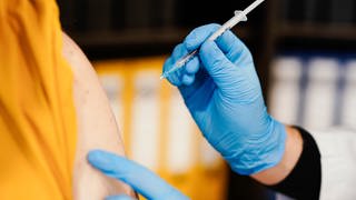 Der neue Corona-Impfstoff gegen die Omikron-Variante kann in Mainz und Alzey verimpft werden.