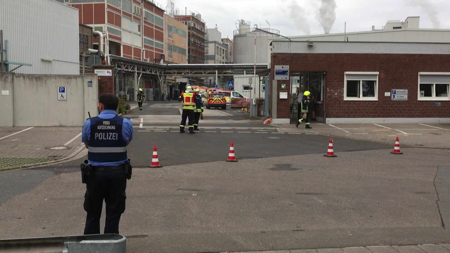 Feuerwehr und Polizei stehen vor der Chemischen Fabrik in Budenheim, wo es eine Verpuffung gab