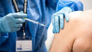 In einem Impfzentrum wird ein Impfstoff verabreicht