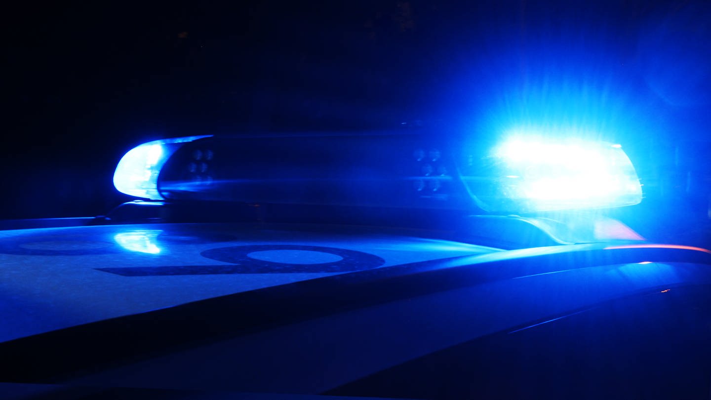 Blaulicht eines Polizeiautos in der Nacht