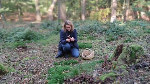Pilzberaterin Marion Betram von der mobilen Pilzschule bietet Pilzwanderungen im Binger Wald und im Soonwald an.