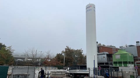 Der Wasserstofftank auf dem Schott-Gelände in Mainz ist 21 Meter hoch. Mit dem Wasserstoff wird versuchsweise eine Schmelzwanne befeuert, in der Spezialglas hergestellt wird. Schott arbeitet daran, vom Erdgas wegzukommen.