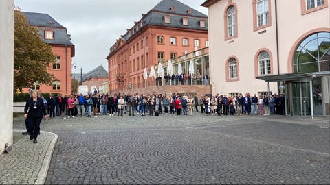 Royal-Fans und Schaulustige vor der Mainzer Staatskanzlei