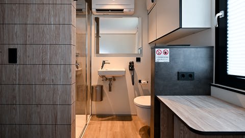 In jedem Roatel-Zimmer gibt es eine moderne Dusche, eine Toilette und ein Waschbecken