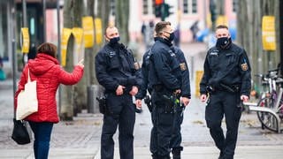 Polizisten müssen sich im Dienst viele Beleidigungen und Bedrohungen anhören. Ein Kommissar und eine Kommissarin aus Mainz erzählen von ihrem Alltag und wo für sie die Grenzen sind.