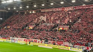 Im Stadion von Mainz 05 kam es nach dem Heimspiel gegen Köln zu Ausschreitungen im Mainzer Block. Dabei soll die Polizei laut Fans überreagiert haben.
