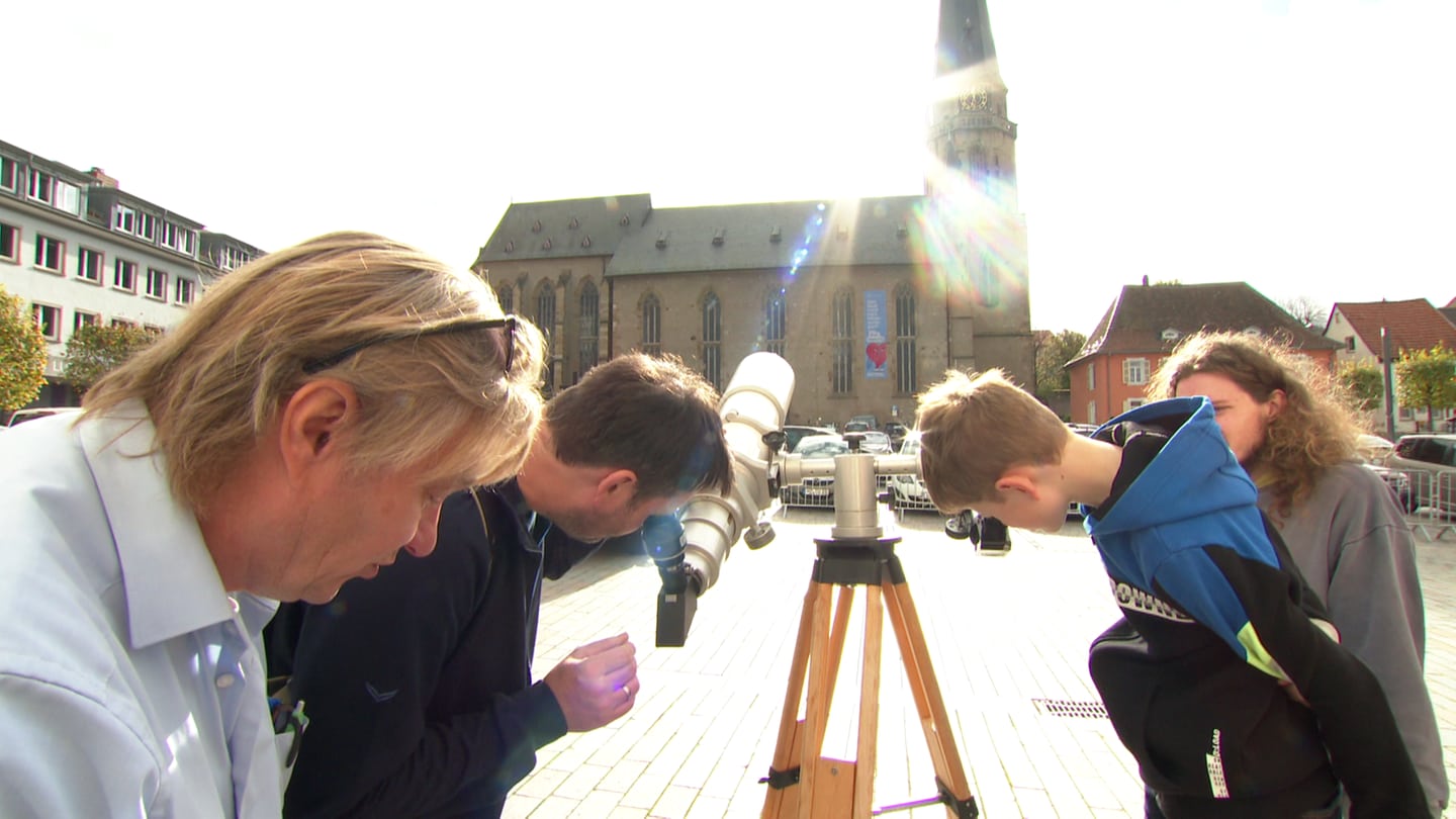 Die Alzeyer Astronomen haben ihre Teleskope auf dem Obermarkt aufgebaut. Jeder, der interessiert ist, kann damit einen Blick auf die Sonnenfinsternis werfen.